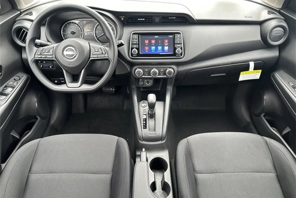 2025 Nissan Kicks Play S photo 1