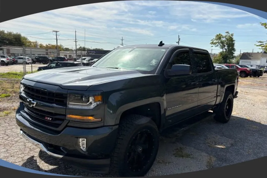 2017 Chevrolet Silverado LT photo 1