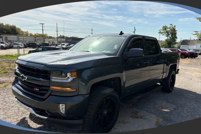 2017 Chevrolet Silverado LT photo 1