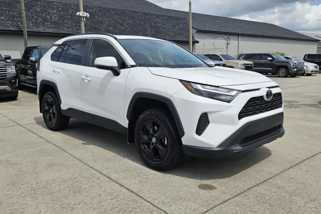 2024 Toyota RAV4 XLE photo 1