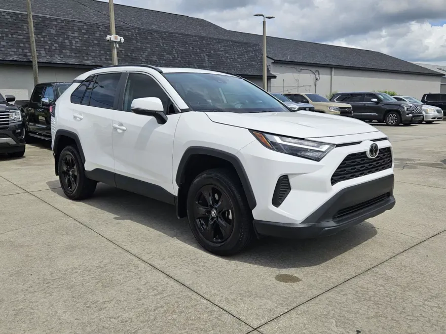 2024 Toyota RAV4 XLE photo 1