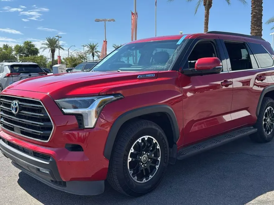 2023 Toyota Sequoia SR5 photo 1