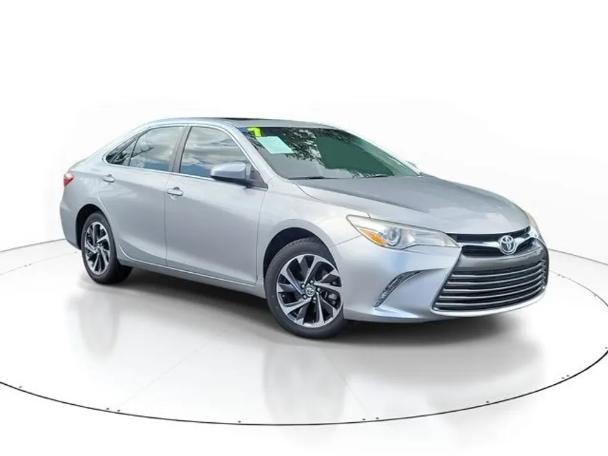 2017 Toyota Camry LE photo 1