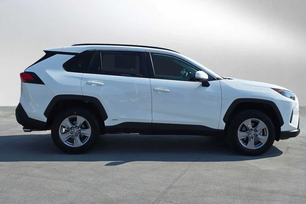 2022 Toyota RAV4 Hybrid LE photo 1