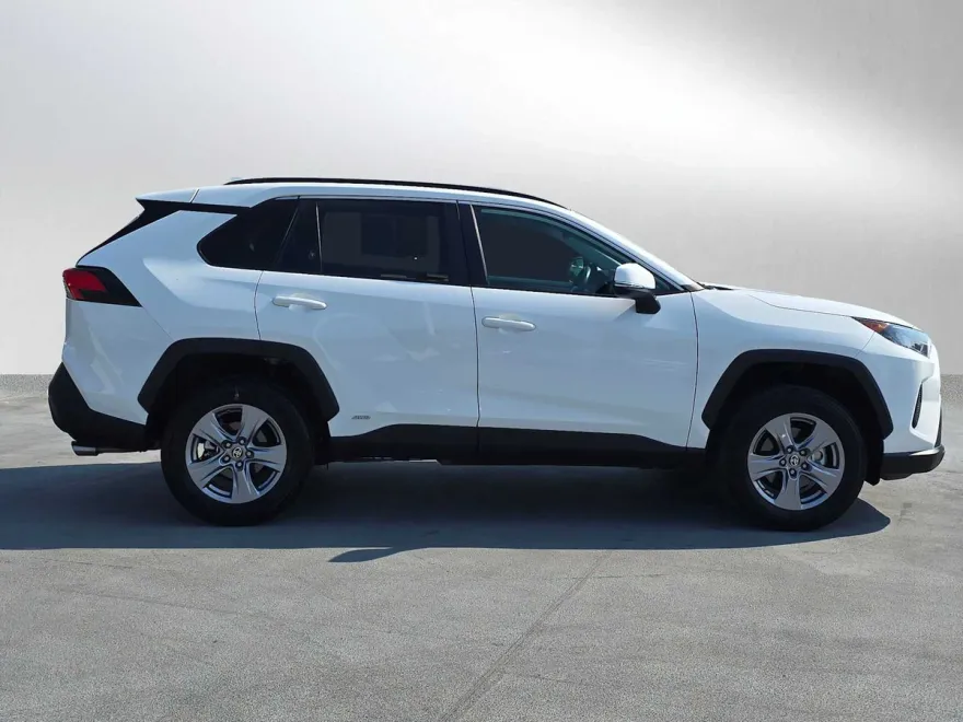 2022 Toyota RAV4 Hybrid LE photo 1