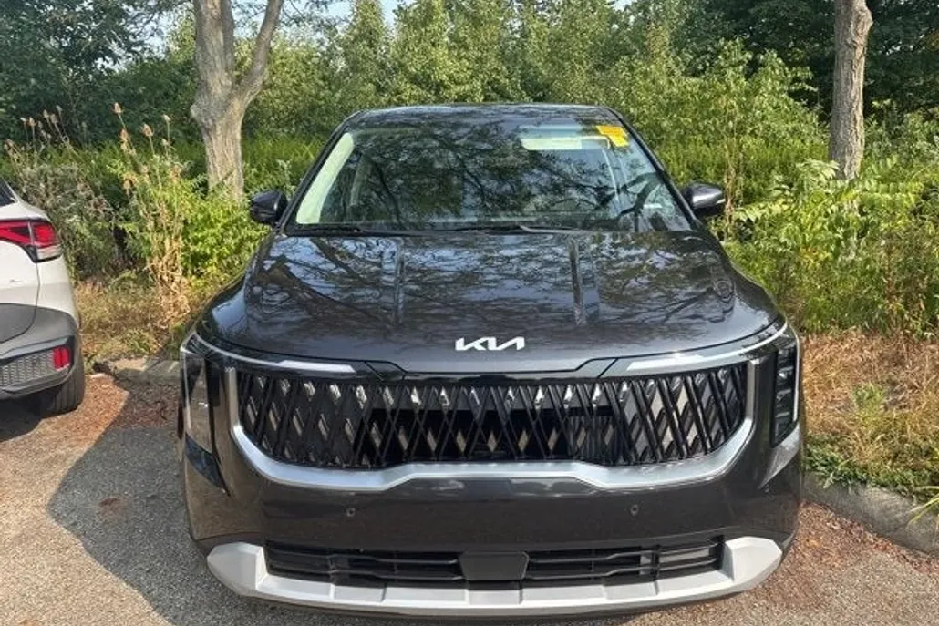2025 Kia Carnival LXS photo 1