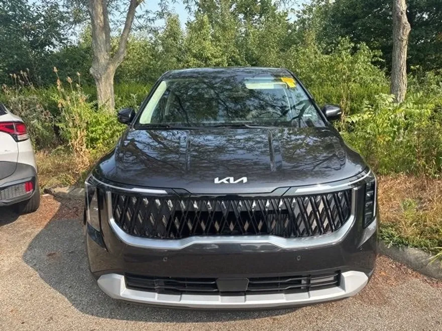 2025 Kia Carnival LXS photo 1