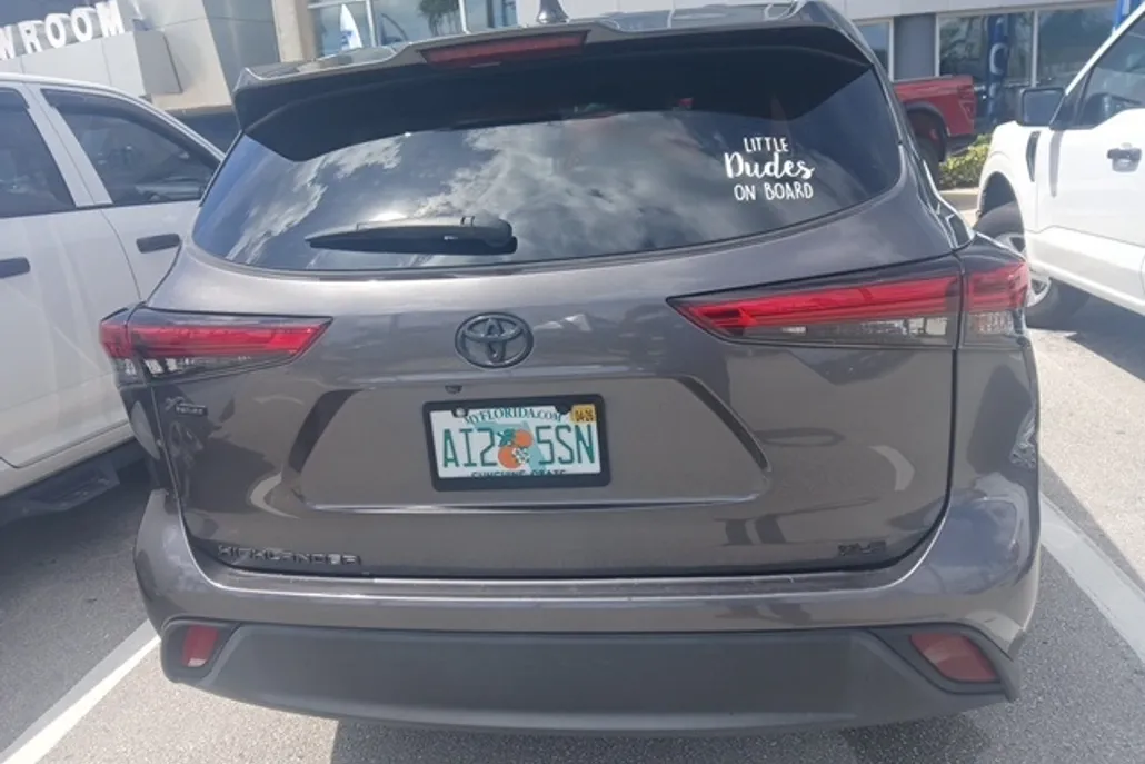 2021 Toyota Highlander XLE photo 1