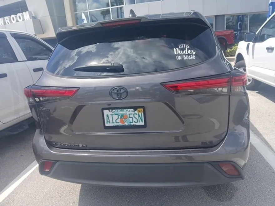 2021 Toyota Highlander XLE photo 1