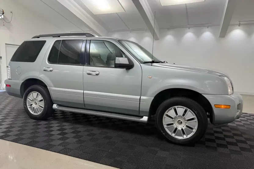 2006 Mercury Mountaineer Luxury photo 1