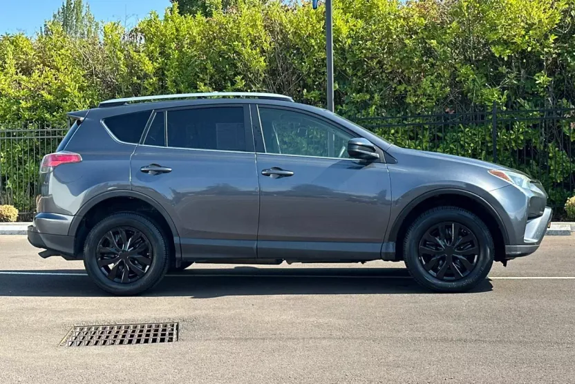 2016 Toyota RAV4 LE photo 1