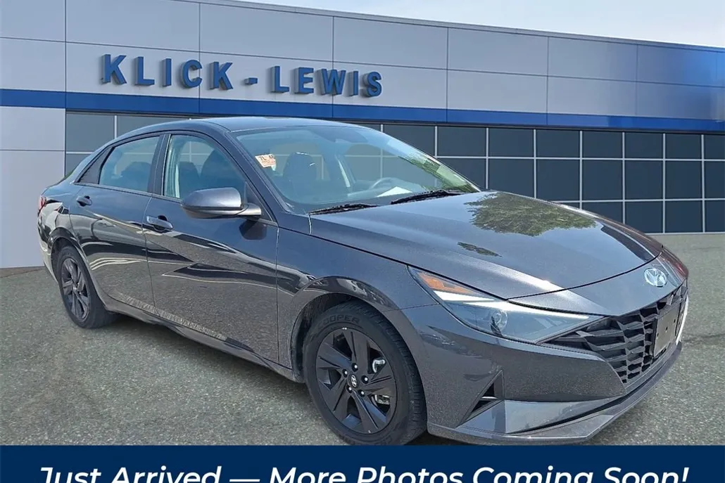 2023 Hyundai Elantra SEL photo 1
