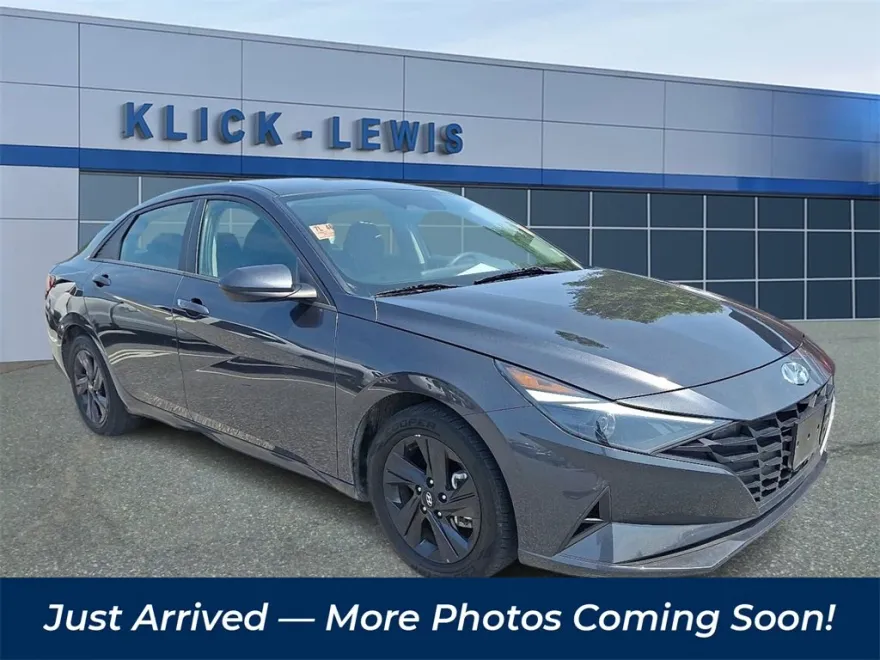 2023 Hyundai Elantra SEL photo 1