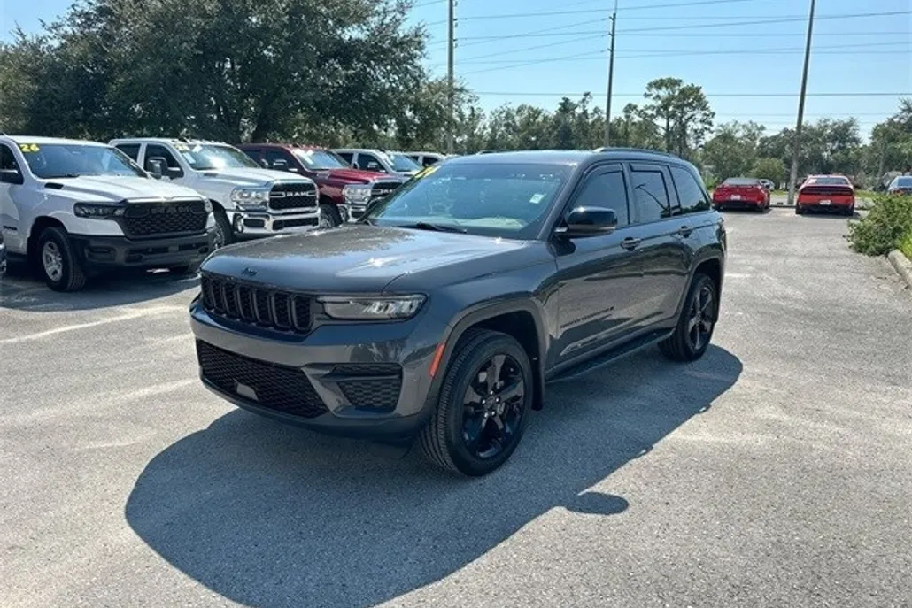 2024 Jeep Grand Cherokee Laredo Altitude photo 1