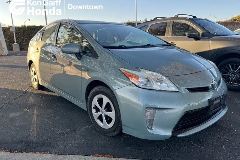 2014 Toyota Prius Three photo 1