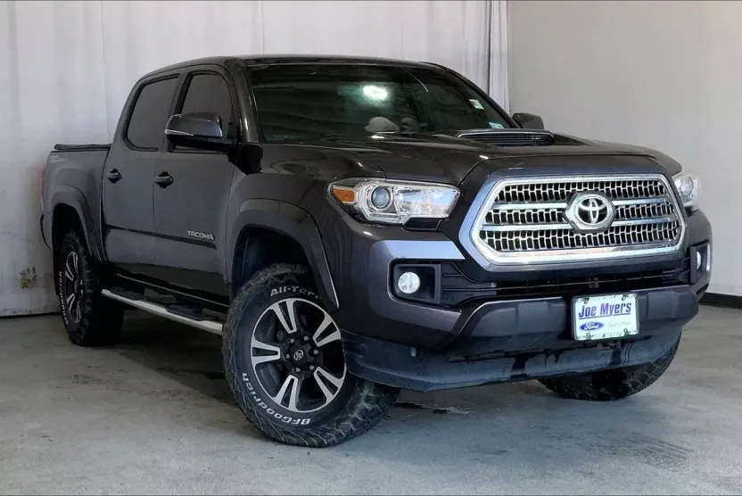 2016 Toyota Tacoma TRD Sport photo 1