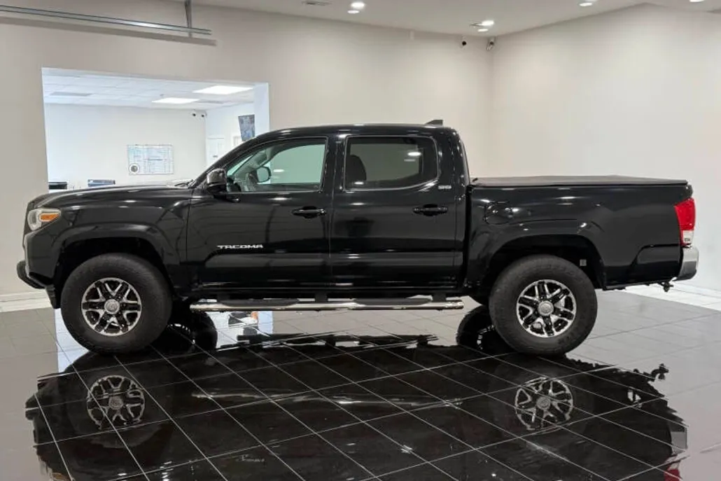 2016 Toyota Tacoma SR5 photo 1