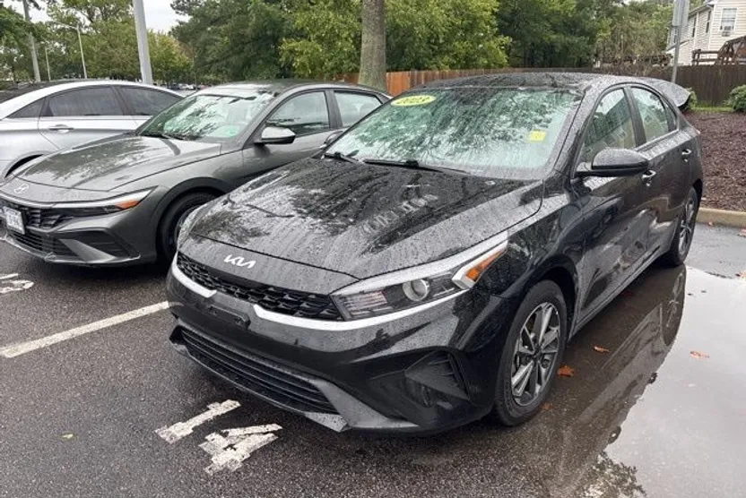 2023 Kia Forte LXS photo 1