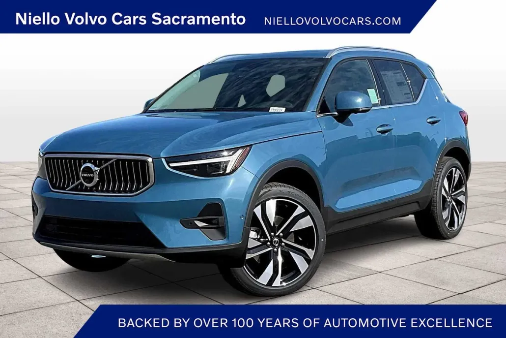 2025 Volvo XC40 photo 1
