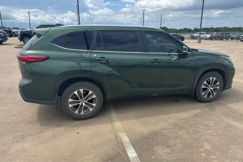 2023 Toyota Highlander XLE photo 1