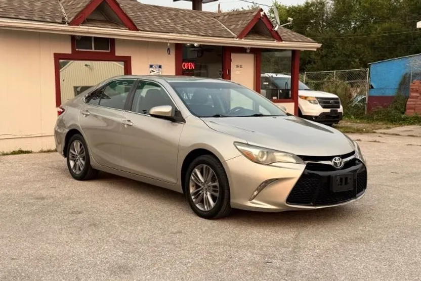 2016 Toyota Camry LE photo 1