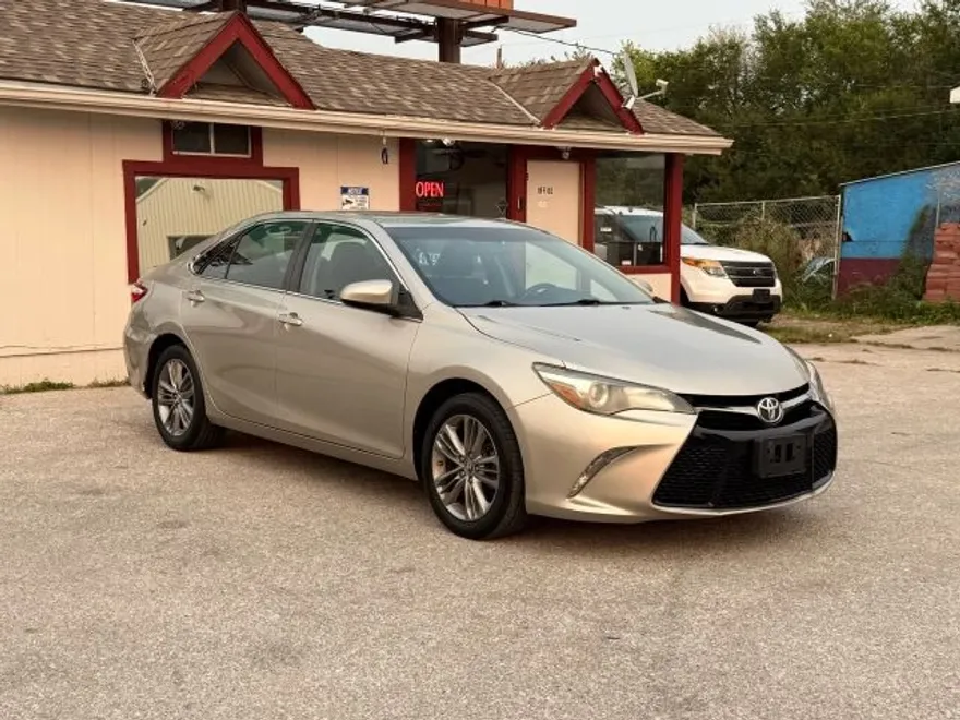 2016 Toyota Camry LE photo 1
