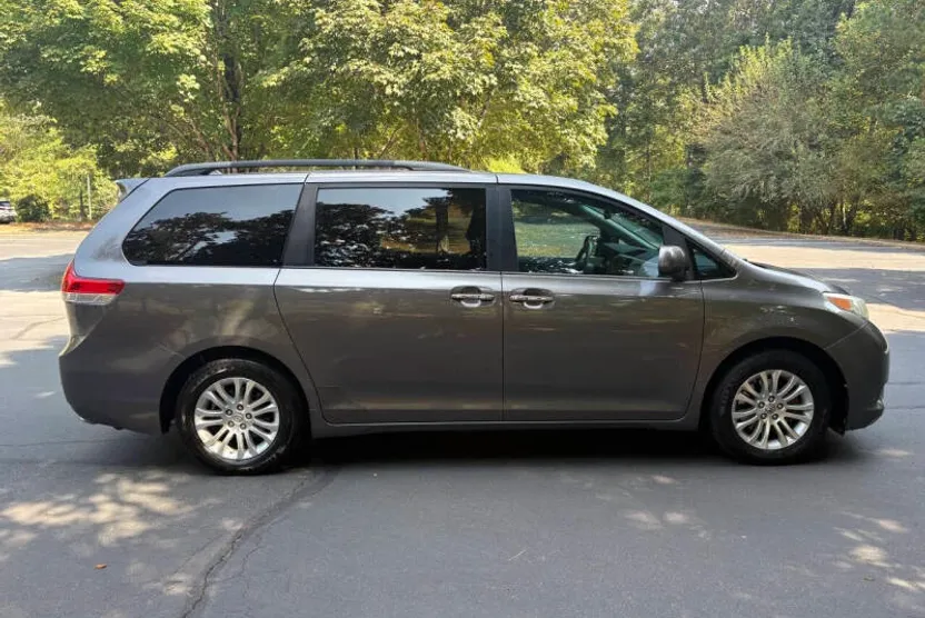 2014 Toyota Sienna XLE photo 1