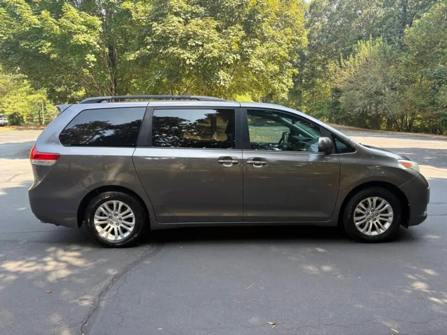 2014 Toyota Sienna XLE photo 1