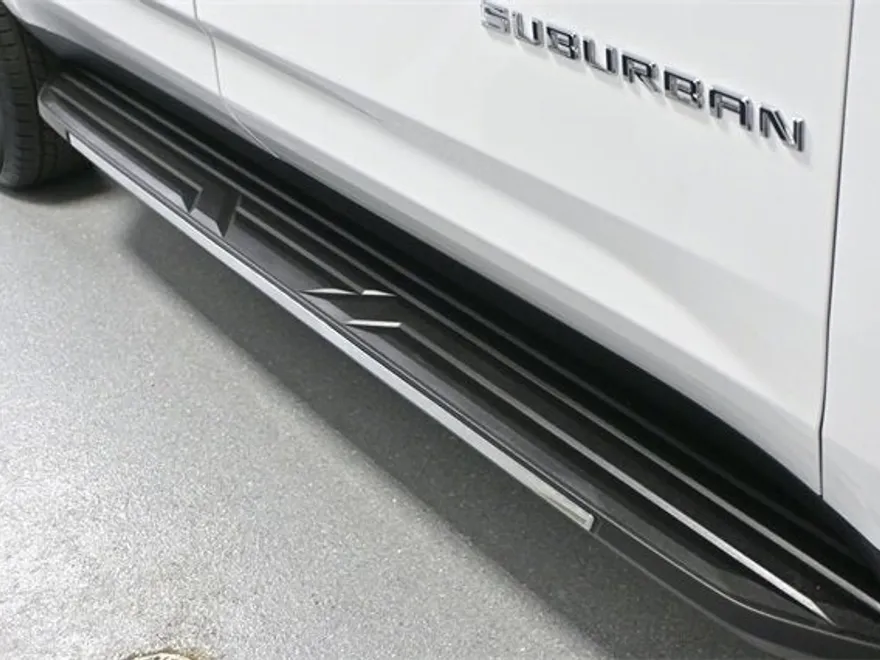 2025 Chevrolet Suburban LT photo 1