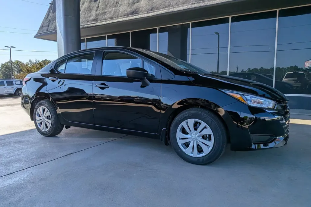 2025 Nissan Versa 1.6 S photo 1