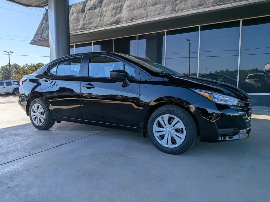 2025 Nissan Versa 1.6 S photo 1