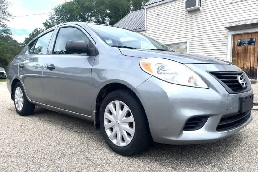 2014 Nissan Versa 1.6 S photo 1
