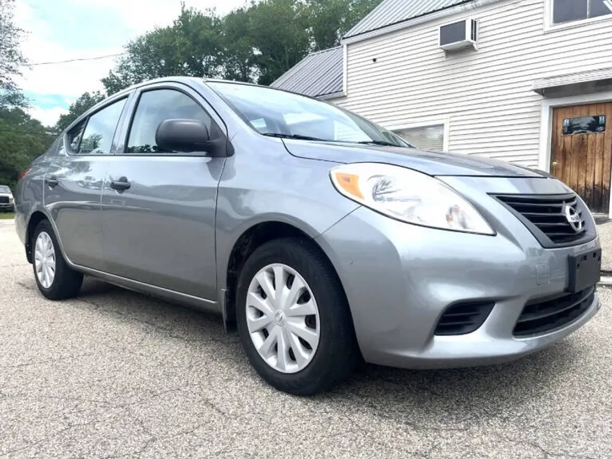 2014 Nissan Versa 1.6 S photo 1