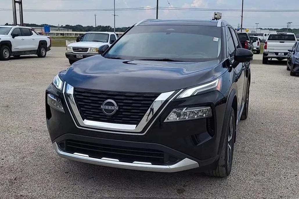 2023 Nissan Rogue Platinum photo 1