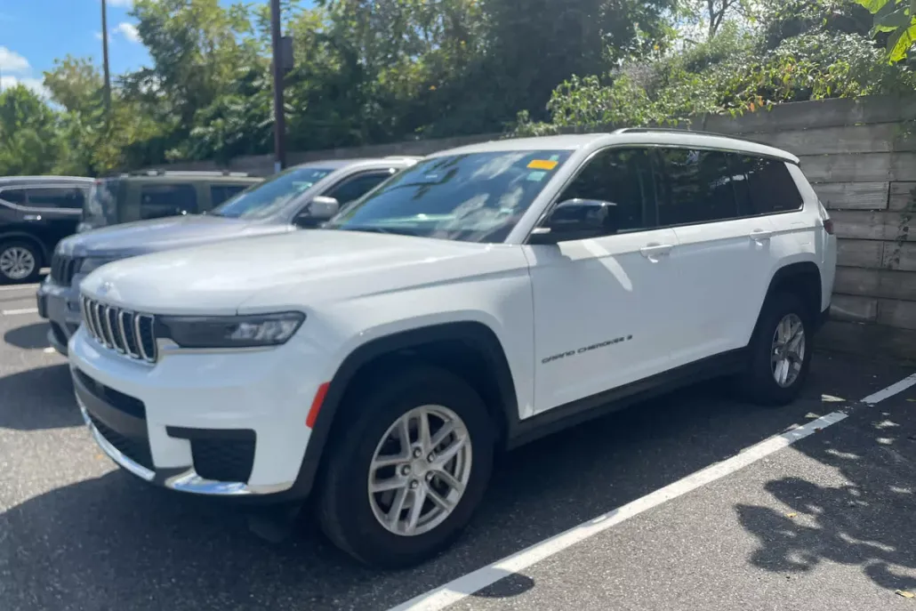 2023 Jeep Grand Cherokee Laredo photo 1