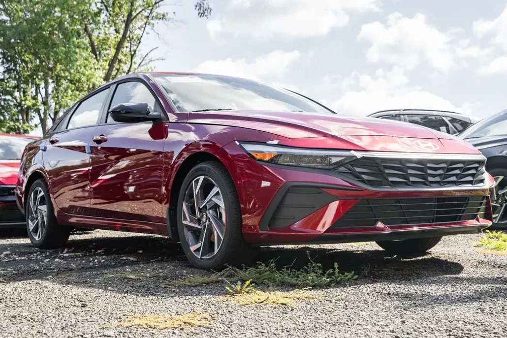 2025 Hyundai Elantra SEL Sport photo 1