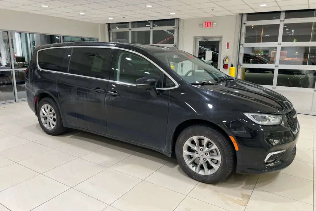 2024 Chrysler Pacifica Touring L photo 1