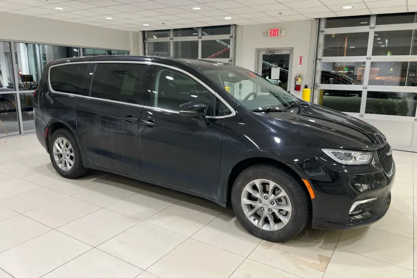 2024 Chrysler Pacifica Touring L photo 1