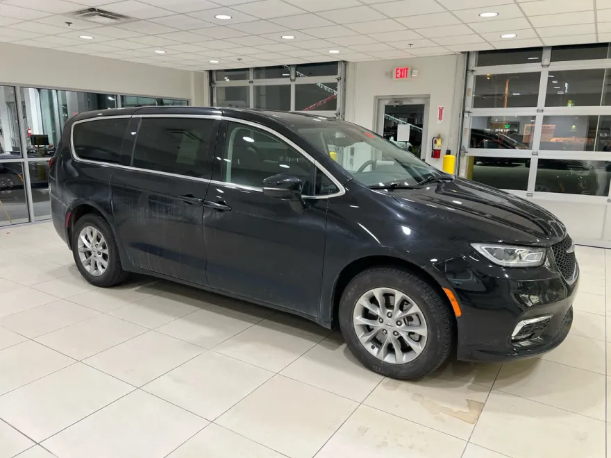 2024 Chrysler Pacifica Touring L photo 1
