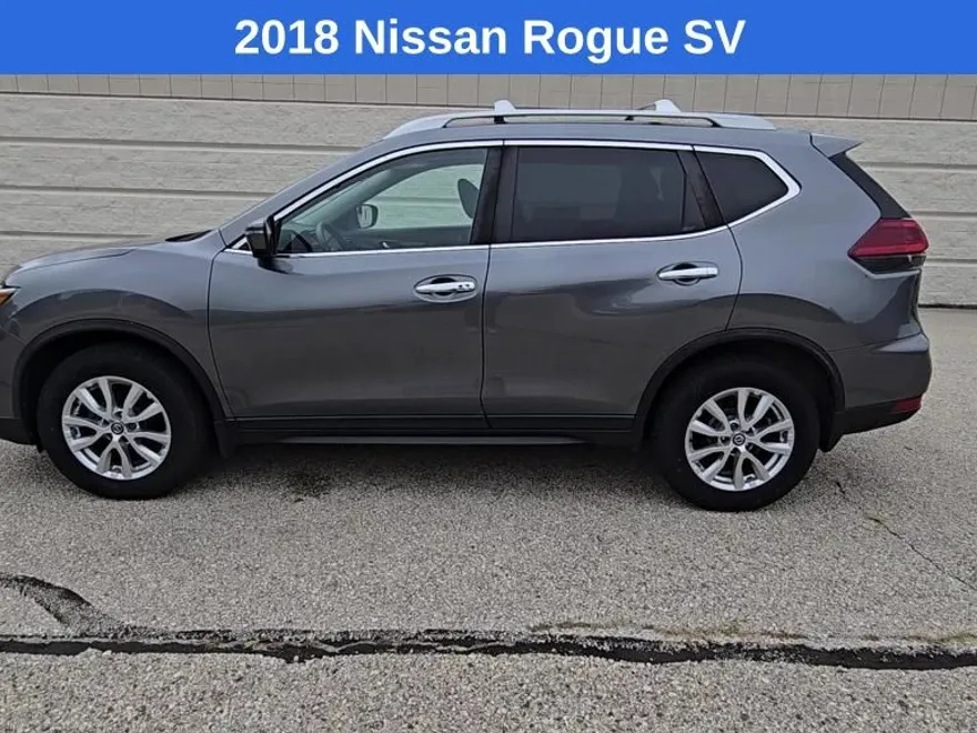 2018 Nissan Rogue SV photo 1