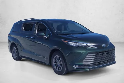 2021 Toyota Sienna XLE photo 3