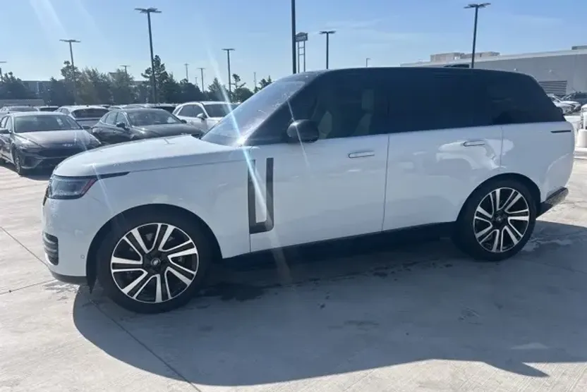 2023 Land Rover Range Rover SE photo 1