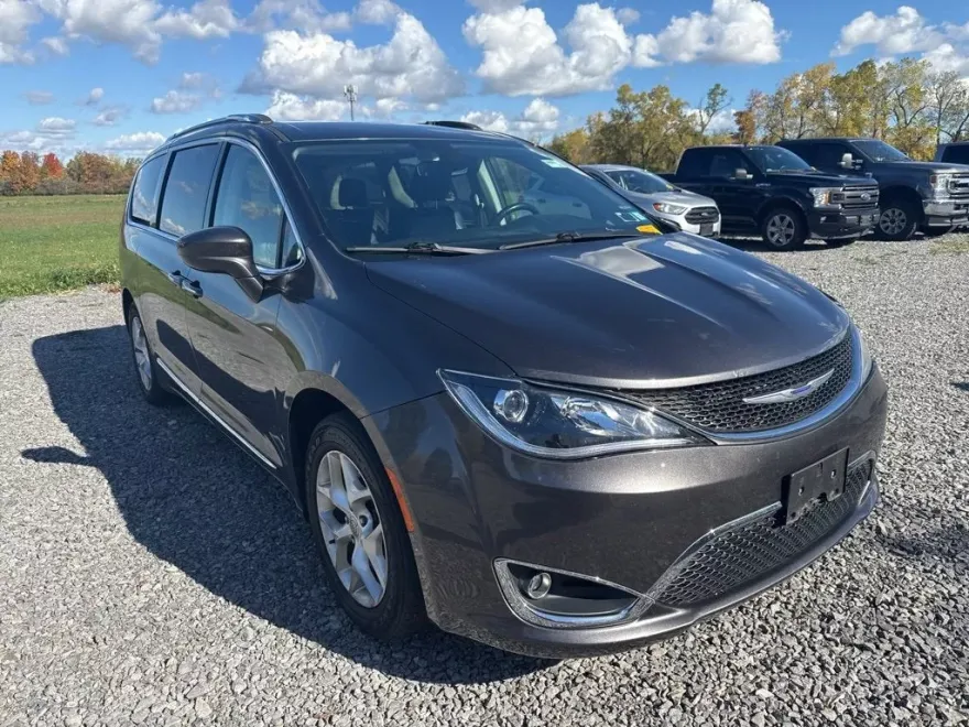 2020 Chrysler Pacifica Touring L photo 1