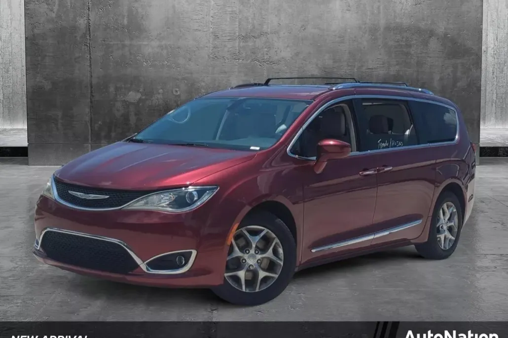 2017 Chrysler Pacifica Touring Plus photo 1