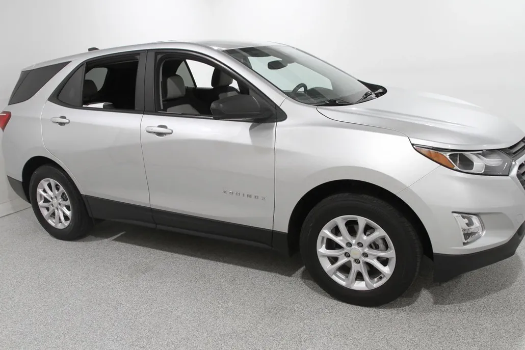 2021 Chevrolet Equinox LS photo 1