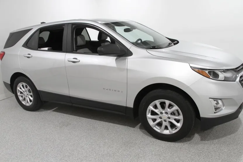 2021 Chevrolet Equinox LS photo 1