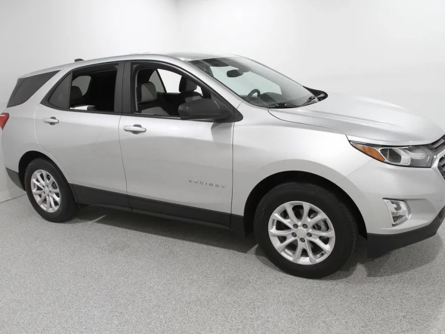 2021 Chevrolet Equinox LS photo 1
