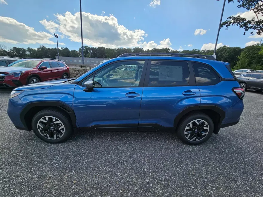 2025 Subaru Forester Premium photo 1