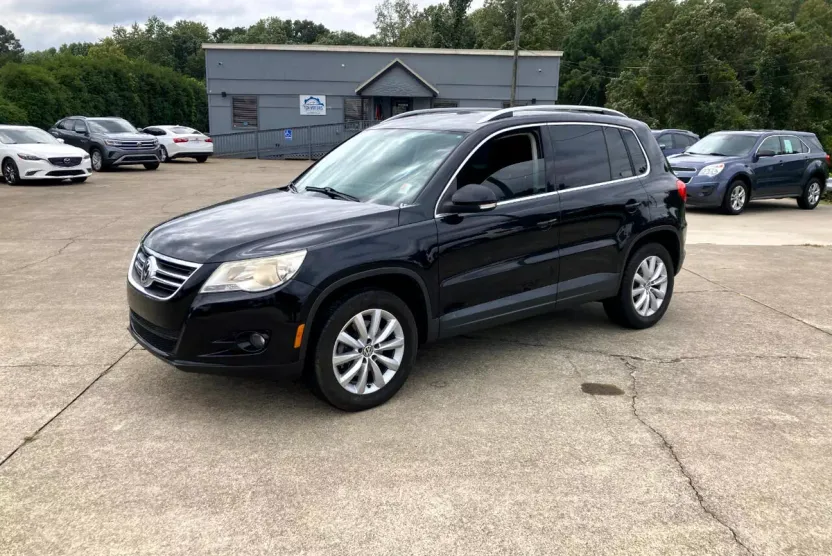 2011 Volkswagen Tiguan SEL photo 1