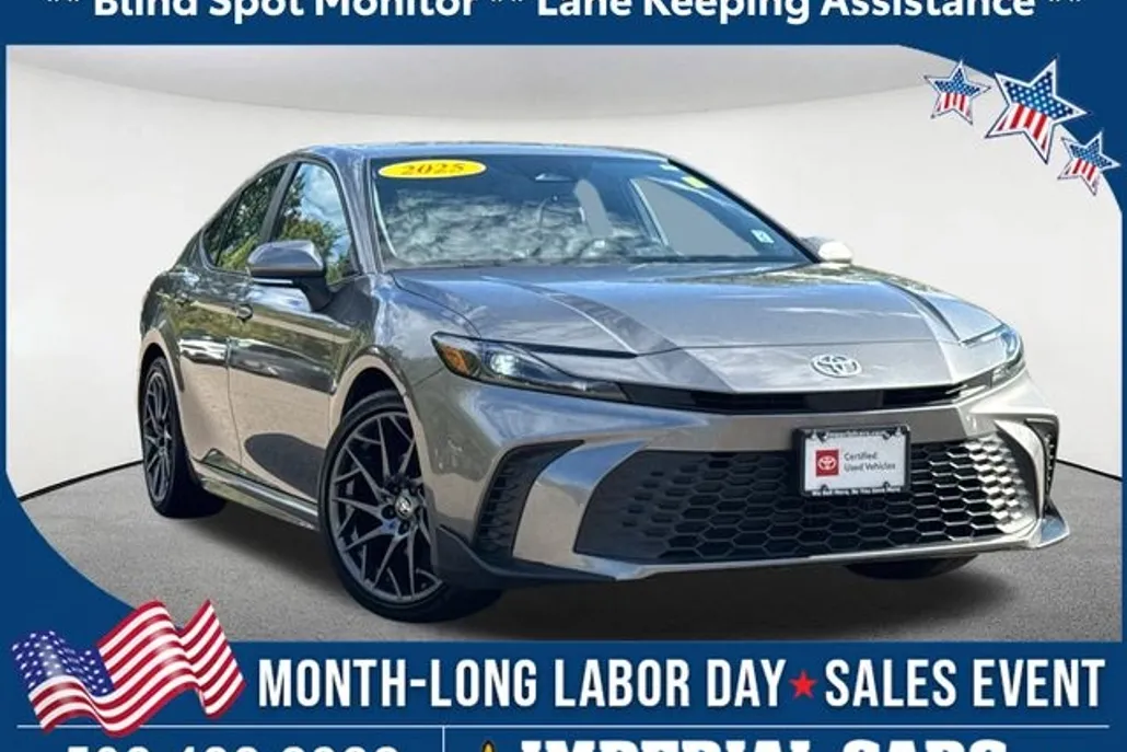 2025 Toyota Camry SE photo 1